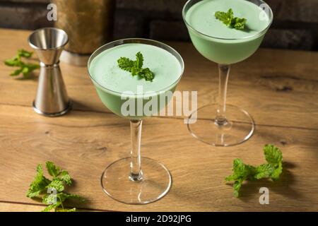 Gefrorener Cocktail aus Minze Grasshopper mit Creme de Cacao Stockfoto