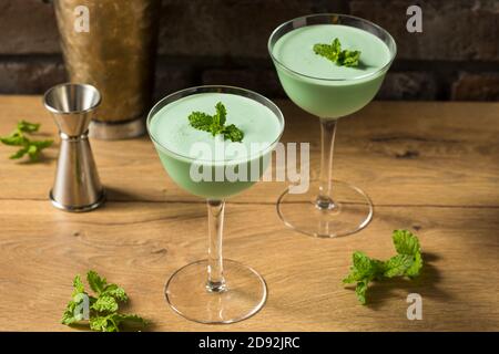 Gefrorener Cocktail aus Minze Grasshopper mit Creme de Cacao Stockfoto