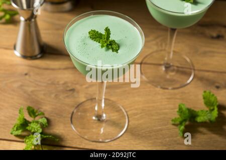 Gefrorener Cocktail aus Minze Grasshopper mit Creme de Cacao Stockfoto