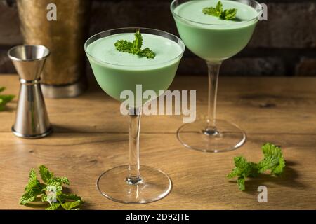 Gefrorener Cocktail aus Minze Grasshopper mit Creme de Cacao Stockfoto