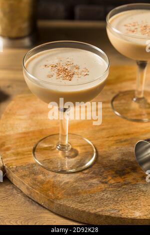 Erfrischender Brandy Alexander Cocktail mit Creme de Cacao Stockfoto