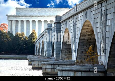 Das Lincoln Memorial und die Arlington Memorial Bridge, die sich vom Mount Vernon Trail über den Potomac River bis nach Washington DC erstrecken Stockfoto