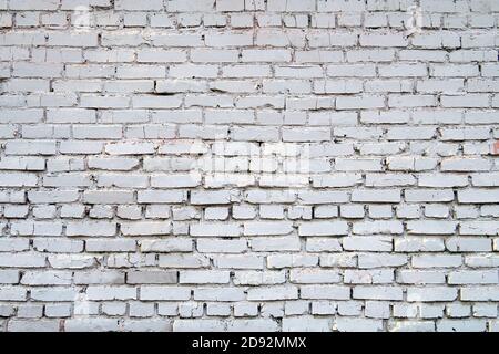 Weiße Backsteinmauer. Leerer horizontaler Hintergrund mit alten Ziegeln und Mörtel. Platz für Text kopieren Stockfoto