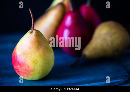 Tischkollektion von Birnen, Red Anjou, Bosc und Comic Stockfoto
