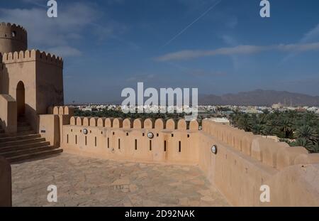 Blick auf Nakhal Fort, Nakhal, Al Batinah Region, Oman mit Jebel Nakhal Berg in der Ferne Stockfoto