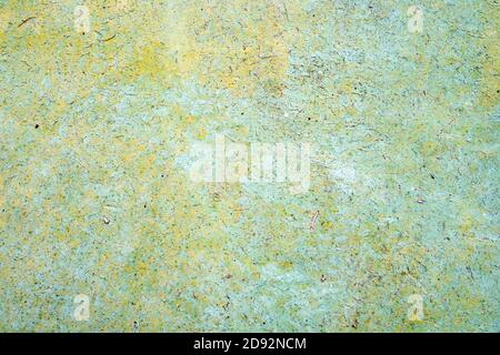 Alte bemalte rissige Hintergrund, strukturierte Wand von grünen, gelben und blauen Farben Stockfoto