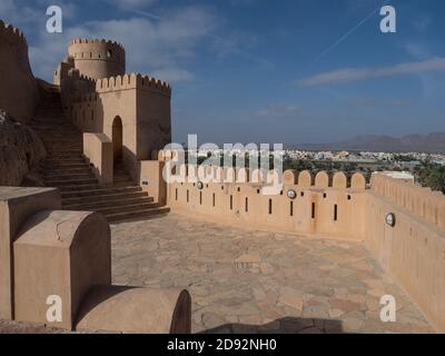 Blick auf Nakhal Fort, Nakhal, Al Batinah Region, Oman mit Jebel Nakhal Berg in der Ferne Stockfoto