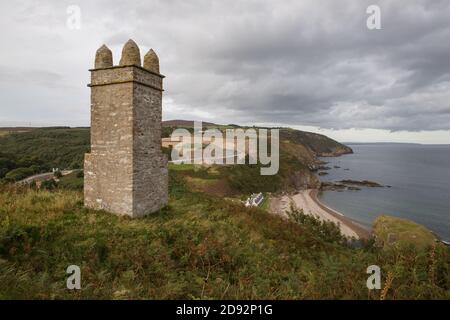 Eines der Duke's Candlesticks und Berriedale Estate Cottages und Strand. Arbeit für die Neuausrichtung der A9 an der Haarnadel auf der Berriedale Braes Beyond. Stockfoto