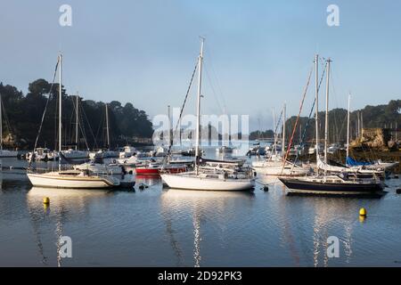 Sonnenaufgang auf Booten vor dem Conleau Beach am Golf von Morbihan, Vannes, Bretagne, Frankreich Stockfoto