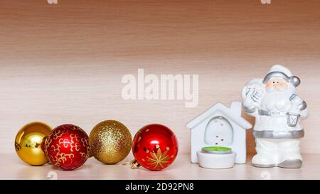 Weihnachtsschmuck, weiße Keramik-Figur des weihnachtsmannes und Kerzenhalter mit Teelicht Stockfoto
