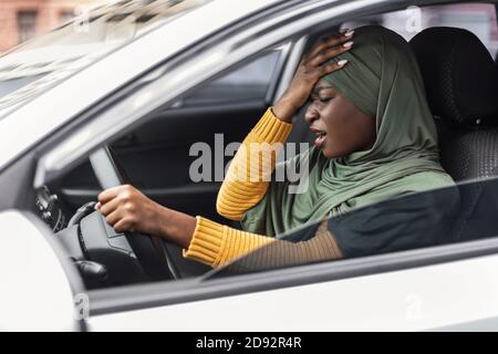 Angst Treiben. Betonte Black Muslim Lady In Hijab Mit Autounfall Stockfoto