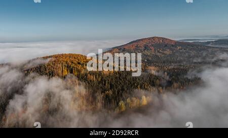 Luftaufnahme der nebligen Landschaft am Morgen. Herbst Herbst friedliche Landschaft. Neblige, ruhige Atmosphäre. Drohnenfoto des tschechischen Berges Velky Blanik. Bäume im Nebel. Stockfoto