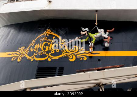 Goofy Charakter Malerei den Namen des Schiffes auf dem Heck des Disney Magic Kreuzfahrt-Schiff. Stockfoto