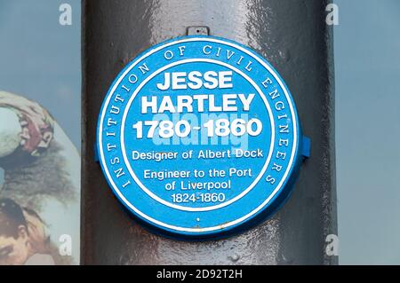 Die blaue Gedenktafel der Institution of Civil Engineers erinnert an Jesse Hartley, den Designer des Albert Dock in Liverpool. Stockfoto