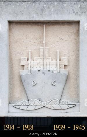Carving auf Merchant Navy Memorial in Liverpool, Pier Head. Stockfoto