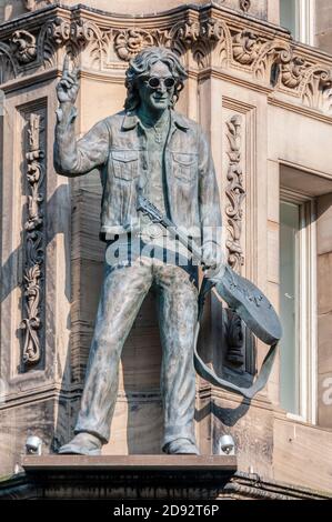 Eine Statue von John Lennon auf dem Hard Day's Night Hotel in Liverpool. Stockfoto