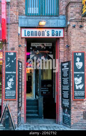 Lennon's Bar im John Lennon-Stil in der Mathew Street, Liverpool. Stockfoto