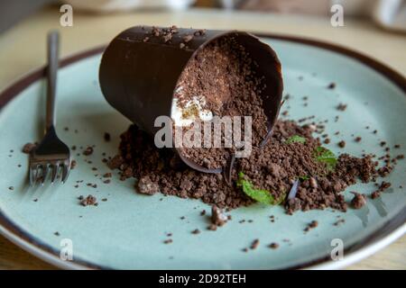 Schokoladendessert Tiramisu in einem blauen Teller Stockfoto