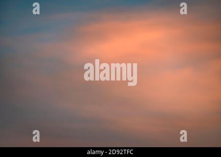 Wolke am Himmel bei Sonnenuntergang Textur Hintergrund. Abstrakte Rot-, Orange- und Blautöne. Echte hochauflösende Fotografie Stockfoto