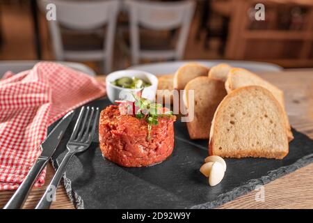 Geräucherter Rindertartar mit gebackenem Toastbrot Stockfoto