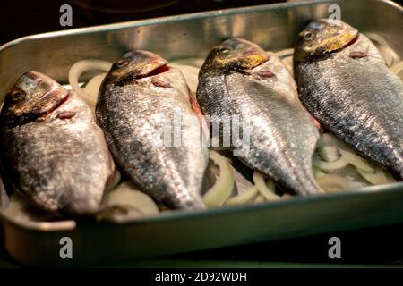 Seebrasse bereit, um gebackenen Fisch gebraten werden gescooked Stockfoto