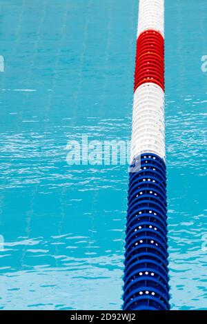 Lane Divider, Pool Markierungslinien. Pool mit Trennlinien. Blau, rot und weiß. Blaues sauberes Wasser. Vertikaler Hintergrund. Stockfoto