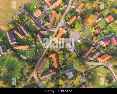 Luftaufnahme eines kleinen Dorfes.Draufsicht auf traditionelle Wohnsiedlung in der Tschechischen. Blick gerade nach unten mit einem Satelliten-Bild-Stil.Häuser von oben Stockfoto