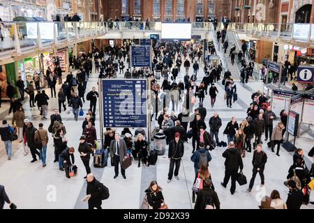 Pendler an der Liverpool Street Station, London, Großbritannien Stockfoto