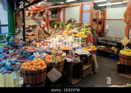 Custemer Geschäfte für Obst und Gemüse, Borough Market, Southwark, London, UK Stockfoto