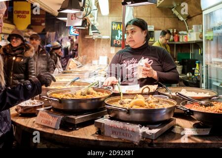 Take away Curry Street Vendor, Camden Market, London.UK Stockfoto