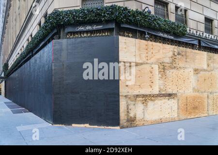 New York City, USA. November 2020. New York City Stores bereiten sich weiterhin auf mögliche Unruhen in der Wahlnacht vor, die am 2. November 2020 in ihre Fenster steigen. (Foto: Steve Sanchez/Sipa USA) Quelle: SIPA USA/Alamy Live News Stockfoto