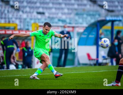 Turin, Italien. November 2020. Patric of SS Lazio während der Serie A 2020/21 Spiel zwischen Turin FC gegen SS Lazio im Olimpico Grande Torino Stadium, Turin, Italien am 01. November 2020 - Foto Fabrizio Carabelli/LM Kredit: Fabrizio Carabelli/LPS/ZUMA Wire/Alamy Live News Stockfoto