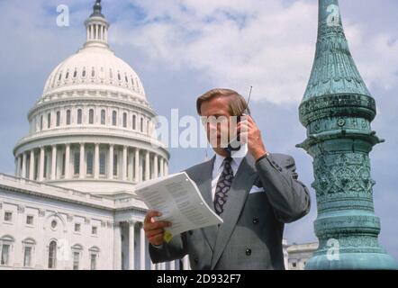 WASHINGTON, DC, USA - Lobbyist im Gesundheitswesen am Handy vor dem US-Kapitolgebäude. Stockfoto