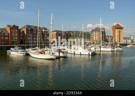 SWANSEA, WALES - JULI 2018: Panoramablick auf Boote in Swansea Marina im Abendlicht Stockfoto