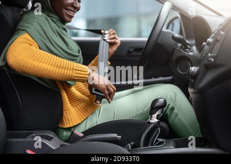 Sicherheit Geht Vor. Nicht Erkennbare Black Muslim Lady Vor Der Autofahrt Einen Sicherheitsgurt Anlegen Stockfoto