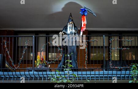 New York, USA, 2. November 2020. Eine Halloween-Skelett-Figur trägt eine Maske, die die Menschen ermutigt, von einem Balkon in New Yorks Upper East Sid zu wählen Stockfoto