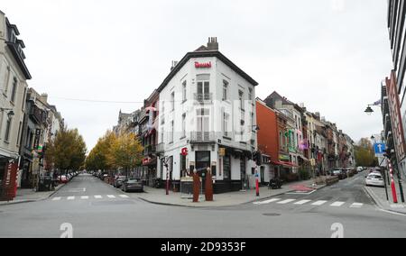 Brüssel, Belgien. November 2020. Zwei leere Straßen sind in Brüssel, Belgien, am 2. November 2020 zu sehen. Ab dem 2. November zog Belgien zu strengeren Lockdown, mit Regeln gelten im ganzen Land gegen COVID-19 zu kämpfen. Nach den Regeln müssen alle nicht wesentlichen Unternehmen schließen. Lebensmittelgeschäfte und Supermärkte bleiben geöffnet. Quelle: Zheng Huansong/Xinhua/Alamy Live News Stockfoto