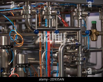 Ausrüstung, Kabel und Pipelines in einem Industrieunternehmen, das Milch produziert Stockfoto