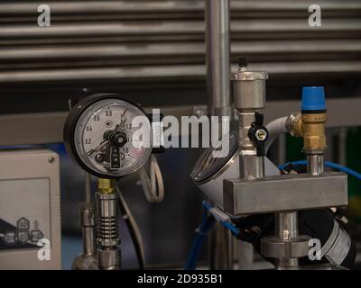 Ausrüstung, Kabel und Pipelines in einem Industrieunternehmen, das Milch produziert Stockfoto