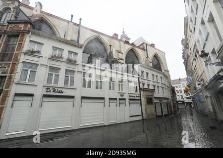 Brüssel, Belgien. November 2020. Geschlossene Geschäfte, Bars und Restaurants befinden sich in einer Straße in Brüssel, Belgien, 2. November 2020. Ab dem 2. November zog Belgien zu strengeren Lockdown, mit Regeln gelten im ganzen Land gegen COVID-19 zu kämpfen. Nach den Regeln müssen alle nicht wesentlichen Unternehmen schließen. Lebensmittelgeschäfte und Supermärkte bleiben geöffnet. Quelle: Zheng Huansong/Xinhua/Alamy Live News Stockfoto