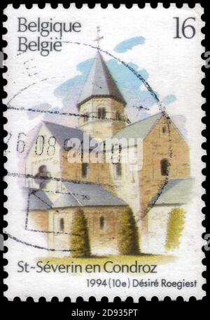 Sankt Petersburg, Russland - 18. September 2020: Briefmarke gedruckt in Belgien mit dem Bild des St-Severin en Condroz, um 1994 Stockfoto