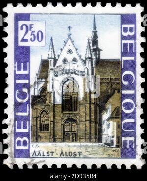 Sankt Petersburg, Russland - 18. September 2020: Briefmarke gedruckt in Belgien mit dem Bild der St. Martins Kirche, Aalst - Alost, um 1971 Stockfoto