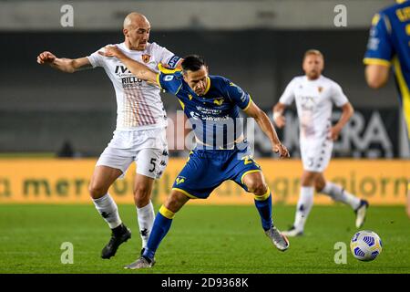 Marcantonio Bentegodi Stadion, Verona, Italien, 02 Nov 2020, Nikola Kalinic (Hellas Verona) kämpft für den Ball gegen Luca Caldirola (Benevento) während Hellas Verona gegen Benevento Calcio, Italienische Fußballserie A Spiel - Credit: LM/Ettore Griffoni/Alamy Live News Stockfoto