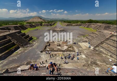 Die Avenue of the Dead und die Sonnenpyramide von der Mondpyramide in Teotihuacan aus gesehen, einer alten mesoamerikanischen Stadt in der Nähe von Mexiko-Stadt Stockfoto