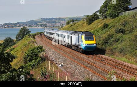 Gesicht maskiert 43021 geht Kinghorn mit 1A71 11.31 Edinburgh nach Aberdeen. Stockfoto