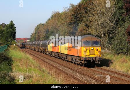 56113 & 56090 fahren Sie von der Bamber Bridge auf der 21.9.20 mit den Preston Docks nach Lindsey empties. Stockfoto