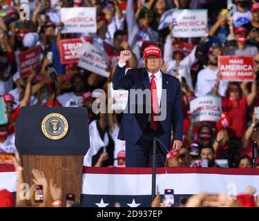 US-Präsident Donald Trump zeigt sich der Menge gegenüber, während er sich auf die Abreise vorbereitet, nachdem er bei einer Wahlkampfveranstaltung am Miami-Opa Locka Executive Airport gesprochen hat. Präsident Trump hat heute in fünf Bundesstaaten Veranstaltungen abgehalten, als er seinen Wahlkampf gegen den demokratischen Präsidentschaftskandidaten Joe Biden zwei Tage vor der Wahl am 3. November fortsetzt. Stockfoto