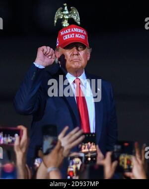 US-Präsident Donald Trump zeigt sich der Menge gegenüber, während er sich auf die Abreise vorbereitet, nachdem er bei einer Wahlkampfveranstaltung am Miami-Opa Locka Executive Airport gesprochen hat. Präsident Trump hat heute in fünf Bundesstaaten Veranstaltungen abgehalten, als er seinen Wahlkampf gegen den demokratischen Präsidentschaftskandidaten Joe Biden zwei Tage vor der Wahl am 3. November fortsetzt. Stockfoto