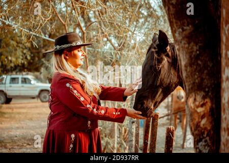 Wunderschönes argentinisches Mädchen mit Gaucho Kostüm Stockfoto