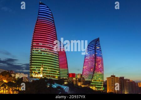 Panorama von Baku. Nachtstadt. Wunderschöne Aussicht auf Wolkenkratzer am Abend. Flame Towers am Abend. Moderne Architektur. Die Hauptstadt Aserbaidschans. Nachtansicht Stockfoto